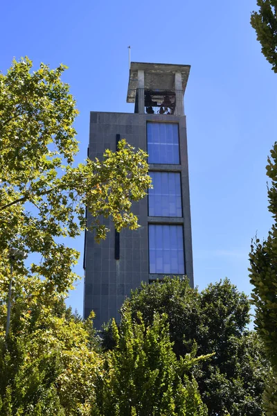 Campanarios de una iglesia europea . — Foto de Stock