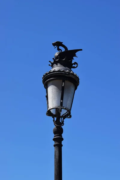 Czarny klasyczny latarnie z dragon. — Zdjęcie stockowe