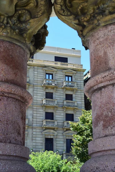 Edificios a través de columnas . — Foto de Stock