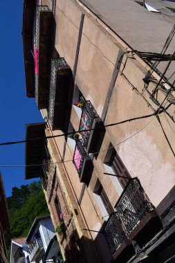 Rustik balıkçı köyleri sokaklarında.