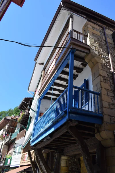 Balıkçı köyü eski evleri.