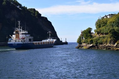 Yürüyen yük gemisi tekne.