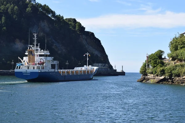 Yürüyen yük gemisi tekne.