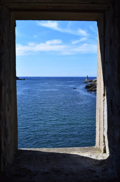 Ventanas de casas antiguas con vistas al mar . —  Fotos de Stock