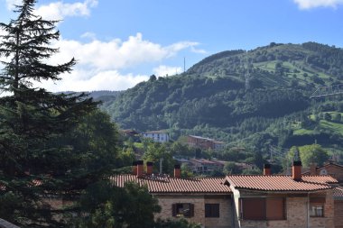 Dağlık bir manzara karşı karşıya çatılar.