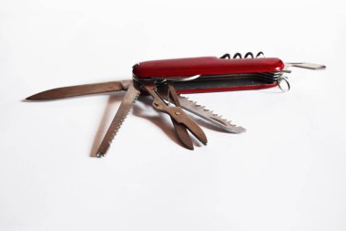 Beyaz zemin üzerine İsviçre çakısı.