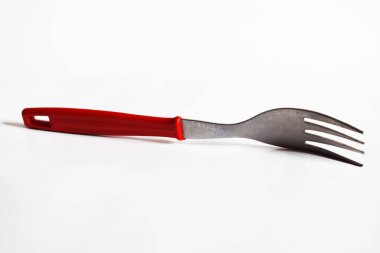 Kırmızı saplı çatal.