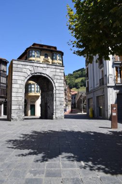 Gri duvarlar, kemerler.