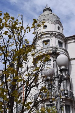 Klasik lampposts binalarla.