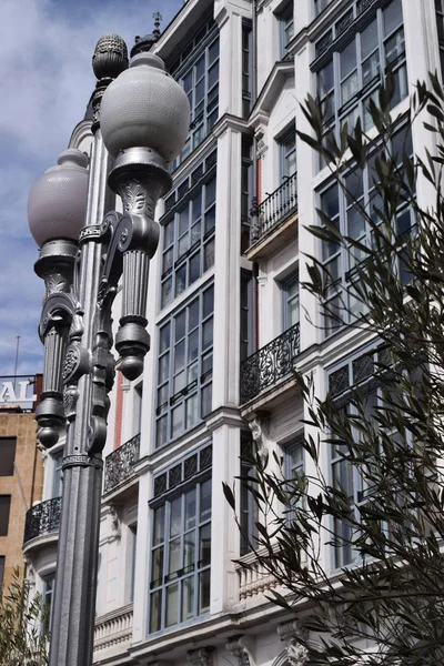 Edificios clásicos con farolas . — Foto de Stock