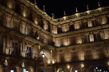 Geceleri aydınlatılan zarif binalar.