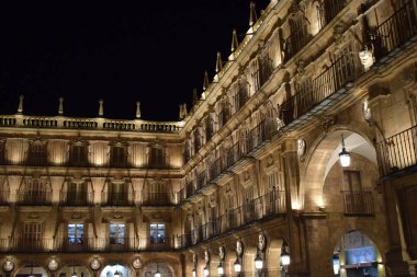 Geceleri aydınlatılan zarif binalar.