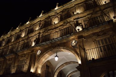 Geceleri aydınlatılan zarif binalar.