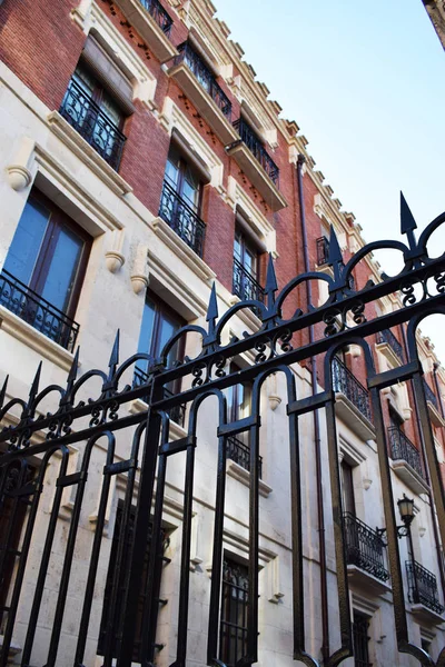 Bir Çiftliği'nin anıtsal çitler.