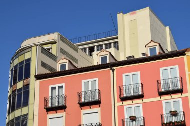 Pencere ve balkon eski bir bina.