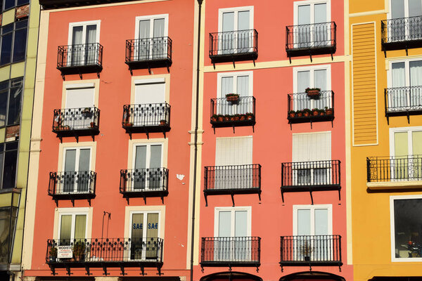 Окна и балконы старого здания
.