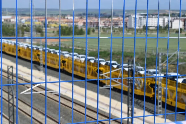 Goederentrein vervoer van auto 's. — Stockfoto