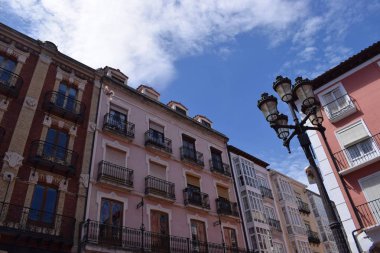 Yaz aylarında şehir sokakları.