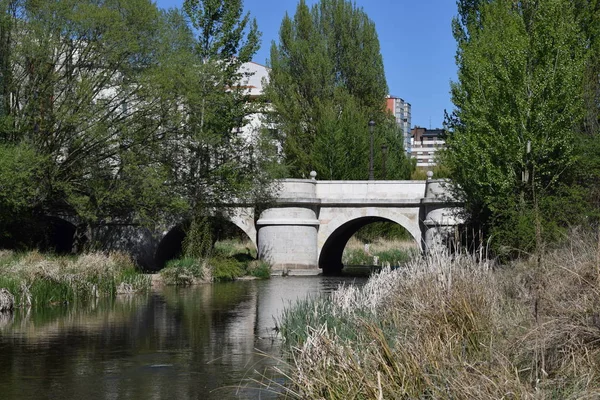 Historické město roku Burgos, Španělsko z řeky. — Stock fotografie