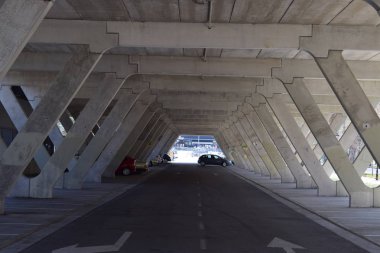 Beton yapılar altında yolu.