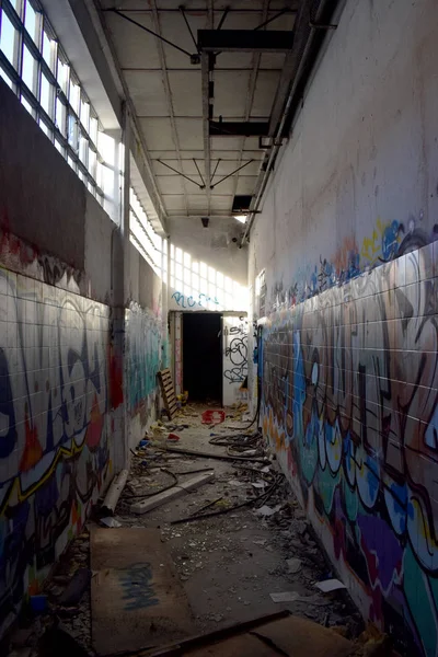 放棄された建物の廊下. — ストック写真