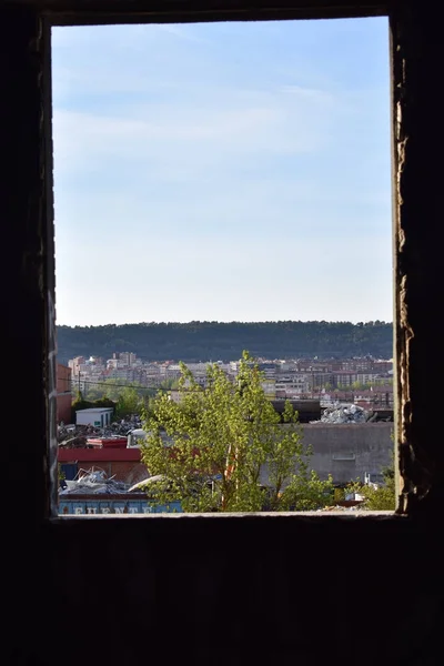 Vistas de algumas janelas de uma casa abandonada . — Fotografia de Stock