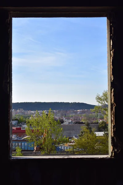 Vistas de algumas janelas de uma casa abandonada . — Fotografia de Stock