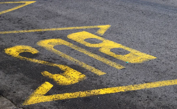 Señalización en el asfalto de una parada de autobús . — Foto de Stock