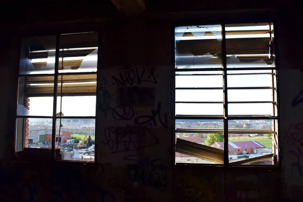 廃墟となった家の窓からの眺め. — ストック写真