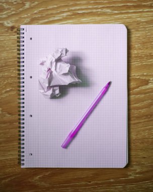 Mor kalem ve Notebook ile kırılmış kağıt topu