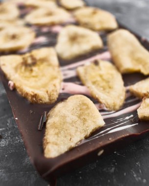 Muz dolgulu el yapımı çikolata. El yapımı çikolata.. 