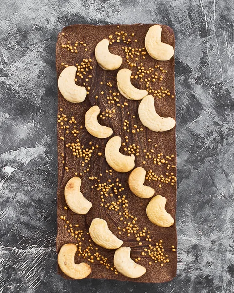 Шоколад ручной работы с начинкой из кешью. Ручной шоколад . — стоковое фото