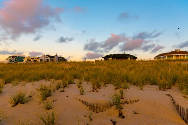Pláž domy za dunami — Stock fotografie