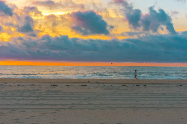 Corredor solitário na praia — Fotografia de Stock