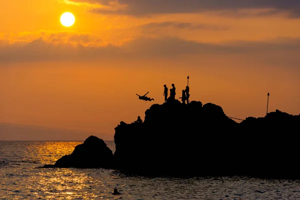 Dalgıç sıçrayan kaya ve suya silüeti