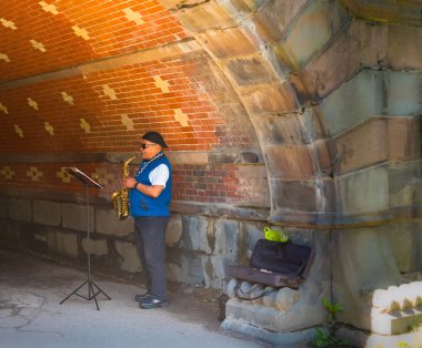 Central Park 'ta bir tünel içinde SAX oyuncu