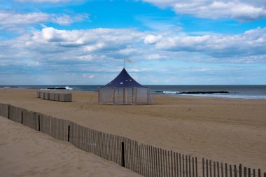 Sahilde büyük bir çadır 