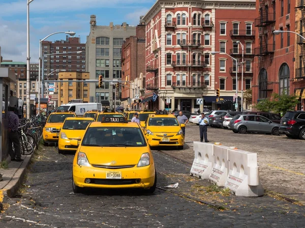 Gele Taxi Cabs staan opgesteld — Stockfoto