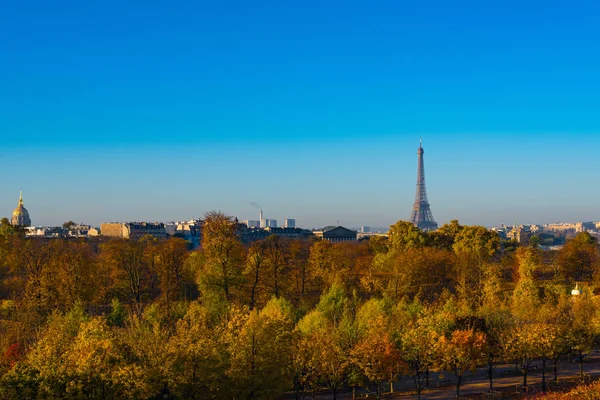 De Eiffeltoren op een heldere dag van de herfst — Stockfoto
