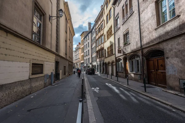 Длинная узкая улица — стоковое фото