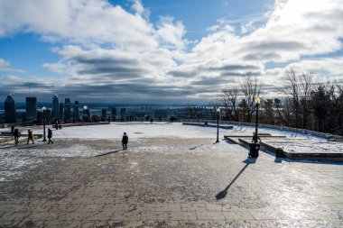 Montreal, Kanada 'daki Royal Dağı' nın tepesinden geniş açılı fotoğraf.