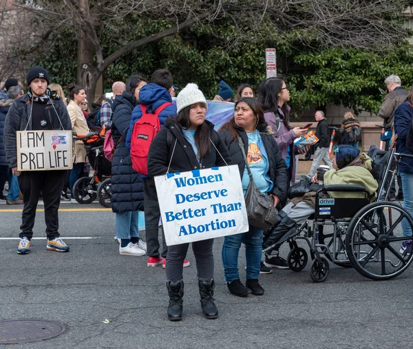 Her yıl düzenlenen Pro Life Rallisinde Kadın Tutma İşareti