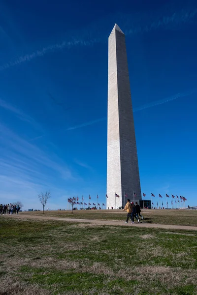 Turistas junto al Monumento a Washington — Foto de Stock