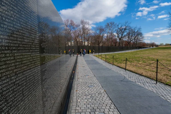 Visitantes en el Vietnam Veterans Memorial — Foto de Stock