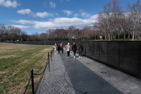 Visitors Walking by the Vietnam Veterans Memorial — Stock Photo, Image