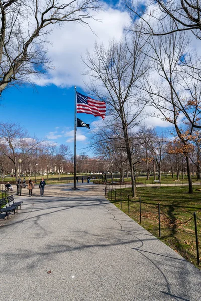 Una bandera americana ondea sobre el parque Potomac — Foto de Stock