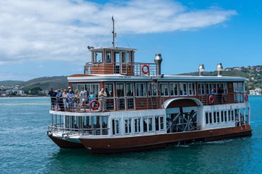 Knysna lagün, Mossel Bay, Güney Afrika - 9 Ocak 2018--Mossel Bay, Güney Afrika bir ünlü turizm Knysna lagün boyunca bir turist tekne rides. Yalnızca içerik kullanımı.