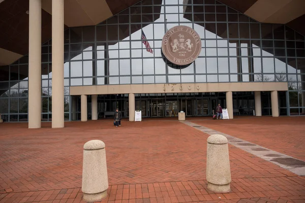 Fairfax, VA, ABD -- 25 Şubat 2020. Fairfax County Hükümet Merkezi 'nin geniş açılı bir manzara fotoğrafı. Fairfax County, Kuzey Virginia..