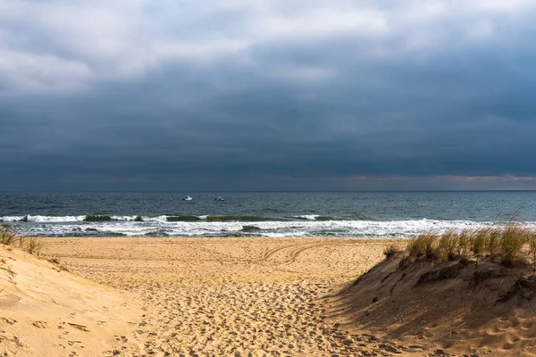 Widok Plaży Dwóch Małych Łodzi Oceanie Pod Groźnym Zimowym Niebem — Zdjęcie stockowe