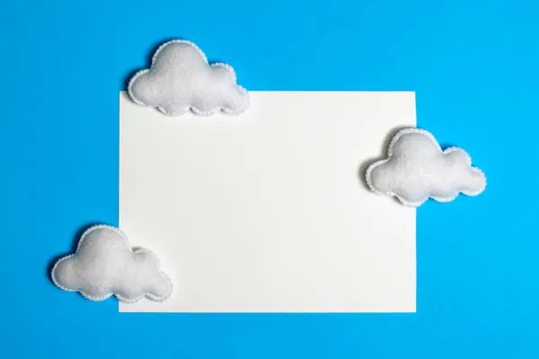 Handwerk weiße Wolken in blauem Himmel mit Rahmen, Kopierraum. Handgemachtes Filzspielzeug. abstrakter Himmel. — Stockfoto